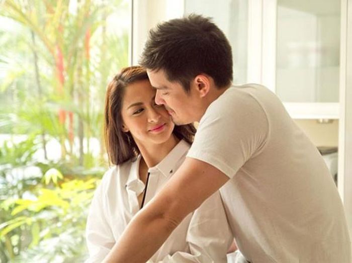 Để mối quan hệ luôn mới mẻ, nam giới nên chủ động tặng đối phương một vài món quà nhỏ. Tổ chức bữa tối dưới ánh nến cũng là cách giúp chị em ngày càng thăng hoa, cảm nhận vị ngọt của tình yêu.