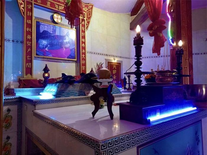 Trước khi ra khơi, ngư dân thường có thói quen đến nghĩa trang này thắp hương để cầu mong Ông phù hộ cho may mắn, được mùa đánh bắt. Ngư dân coi cá Ông là vị thần hộ mệnh cho họ giữa biển khơi, giúp cho ngư dân những chuyến đi biển may mắn, tôm cá đầy khoang. Việc mai táng và thờ cúng Ông được tổ chức trọng thể như một cách đền ơn đáp nghĩa của ngư dân.