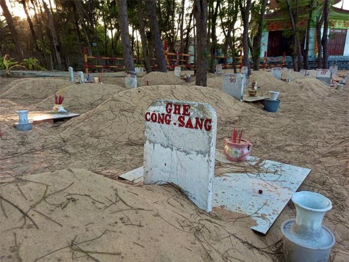 Trên các ngôi mộ đều có bát hương và bia đúc xi măng ghi "Nam Hải chi mộ" cùng ngày, tháng Ông lụy (chết). Sau mỗi tấm bia còn khắc tên của những người đã phát hiện ra xác Ông lụy và dìu Ông vào bờ. Dân làng góp tiền xây lăng, nhà khách và trồng nhiều cây xanh làm cho nghĩa địa cá Ông trở thành một điểm dừng chân thoải mái và thú vị cho những ai có dịp đến với làng chài ven biển này.