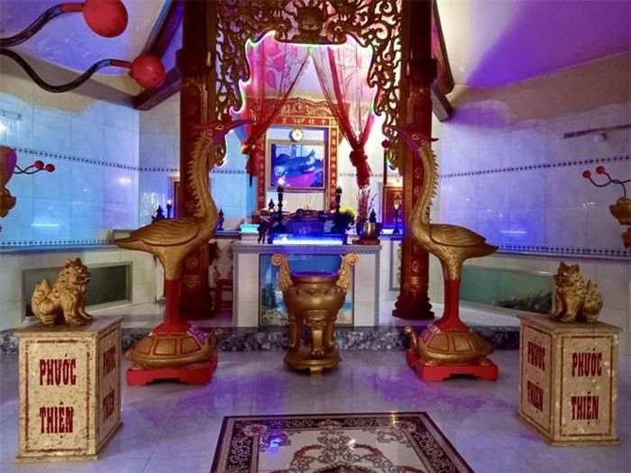 Trước đây, nghĩa địa cá Ông và dinh thờ cúng Ông (Dinh Ông Nam Hải) ở một nơi khác vì ông lụy ít và dân cư trong làng còn thưa thớt. Đến năm 1995, dân cư đông đúc hơn, Ông lụy cũng nhiều hơn, có năm có tới gần 30 Ông lụy nên người dân Phước Hải xin chính quyền cho tách Nghĩa địa cá Ông về sát biển, nằm trong làng chài Phước Hải.