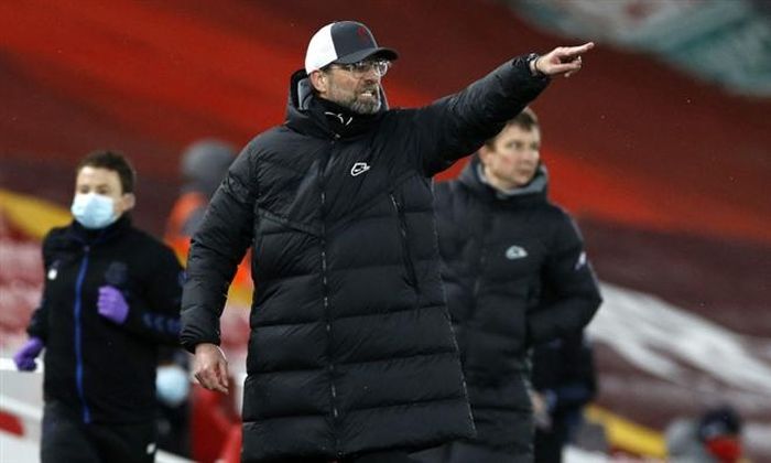Liverpool ngờ vực về quyết định của trọng tài. 
