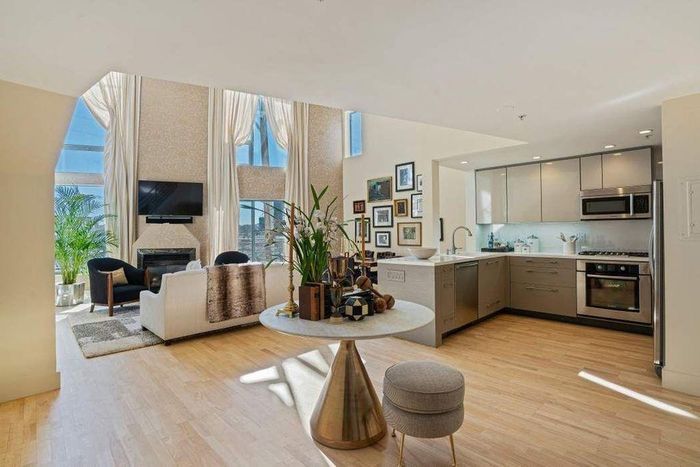  Căn hộ có diện tích khoảng 100 m2 với 1 phòng ngủ và 2 phòng tắm. Các không gian sinh hoạt được thiết kế cởi mở, thông thoáng. 