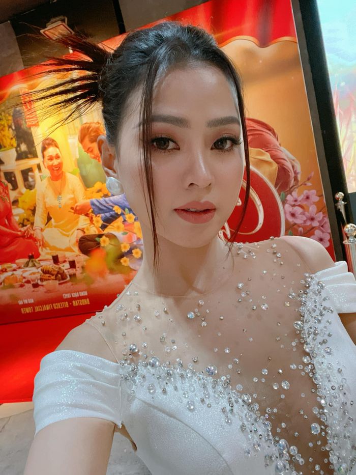 Nữ ca sĩ kể cô quen biết Minh Luân từ cuộc thi Duyên dáng Bolero 2018. Thời điểm ấy, nam diễn viên hỗ trợ cô trong một số phần thi. Sau đó, cả hai giữ mối liên lạc và thường xuyên gặp gỡ, nói chuyện. Thiên Hương đồng ý trở thành bạn gái của nam diễn viên vào đầu năm 2020.