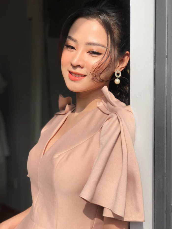 Trao đổi với Zing, Thiên Hương cho biết cô bất ngờ khi Minh Luân chia sẻ hình ảnh cả hai trên trang cá nhân vào tối 20/2. "Chúng tôi đã gặp mặt gia đình hai bên và nhận được sự ủng hộ. Cha mẹ cũng thúc giục tổ chức lễ cưới. Vì thế, cả hai quyết định sẽ về chung một nhà trong năm nay", cô nói.