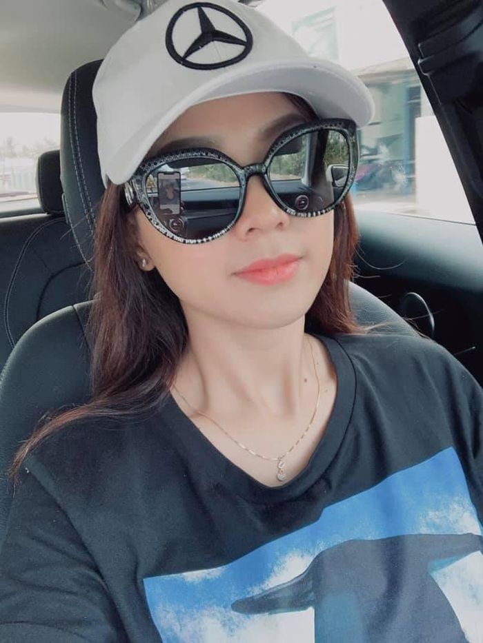 Khi được hỏi về những chuyện tình của Minh Luân trong quá khứ, Thiên Hương khẳng định cô không quan tâm. "Những gì thuộc về quá khứ, tôi không để ý. Tôi chỉ chú trọng đến hiện tại và tương lai. Anh Luân và tôi tâm đầu ý hợp, không cần nói cũng hiểu ý nhau. Với tôi, như vậy là hạnh phúc rồi", nữ ca sĩ chia sẻ.