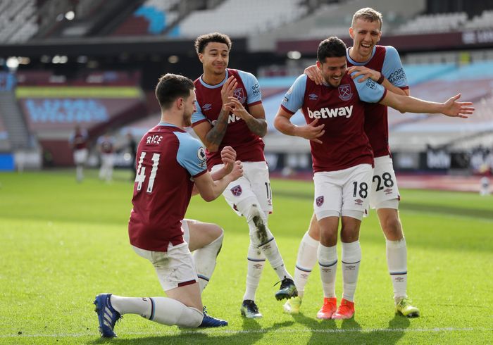 Lingard giúp David Moyes có chiến thắng đầu tiên trước Jose Mourinho trong sự nghiệp. Ảnh: Reuters.