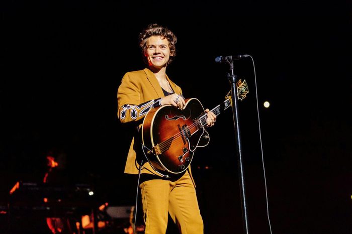  Harry Styles nhìn trẻ trung trong các thiết kế có màu sắc nổi bật. Ảnh: Pinterest. 