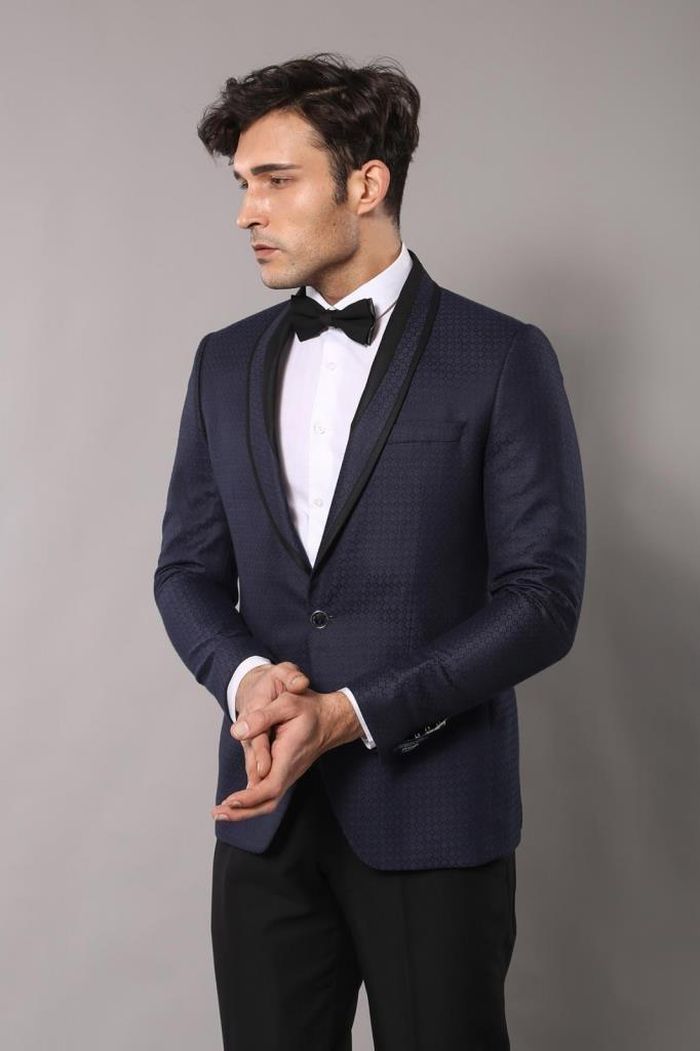  Những bộ suit may bằng vải linen phù hợp với tiết trời se lạnh. Trong khi đó, các mẫu áo có ve trơn là lựa chọn hoàn hảo cho sự kiện trang trọng. Ảnh: Universal Tailors, Wessi. 