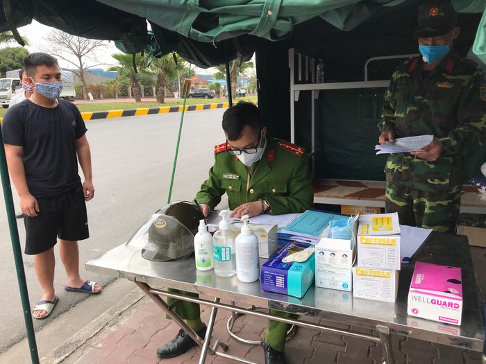 Lực lượng chức năng xử lý hành chính các trường hợp vi phạm quy định phòng, chống dịch. 