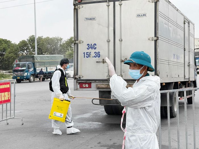  Các phương tiện được khử khuẩn trước khi ra, vào khu công nghiệp.