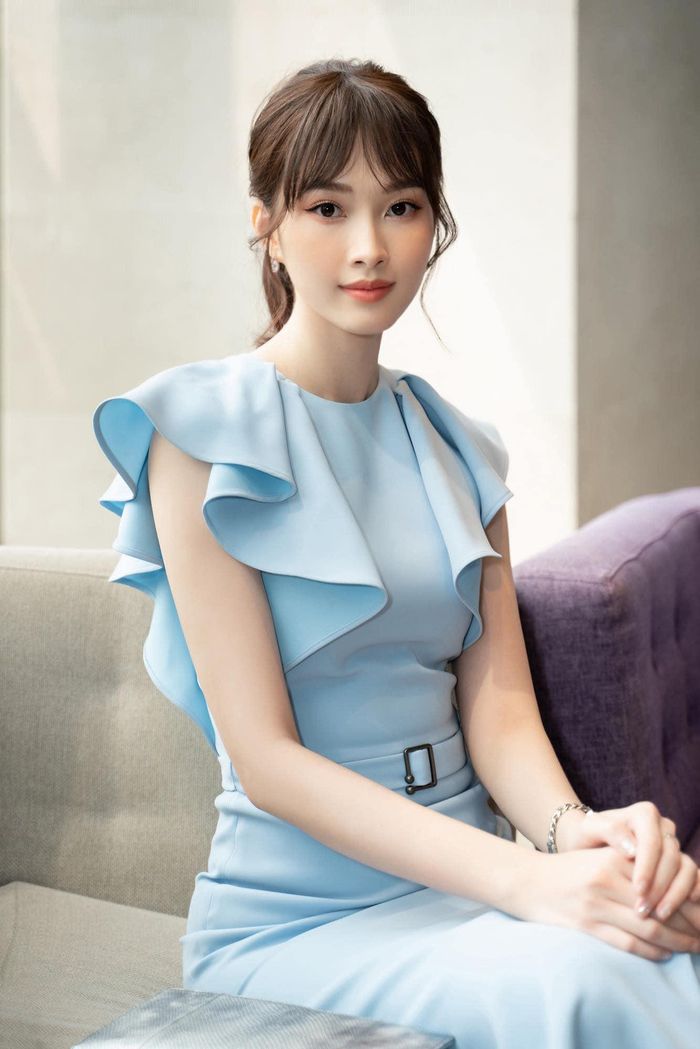 Không chuộng thời trang nóng bỏng khơ cơ thể, Đặng Thu Thảo luôn xuất hiện với hình ảnh chỉn chu và thanh lịch.