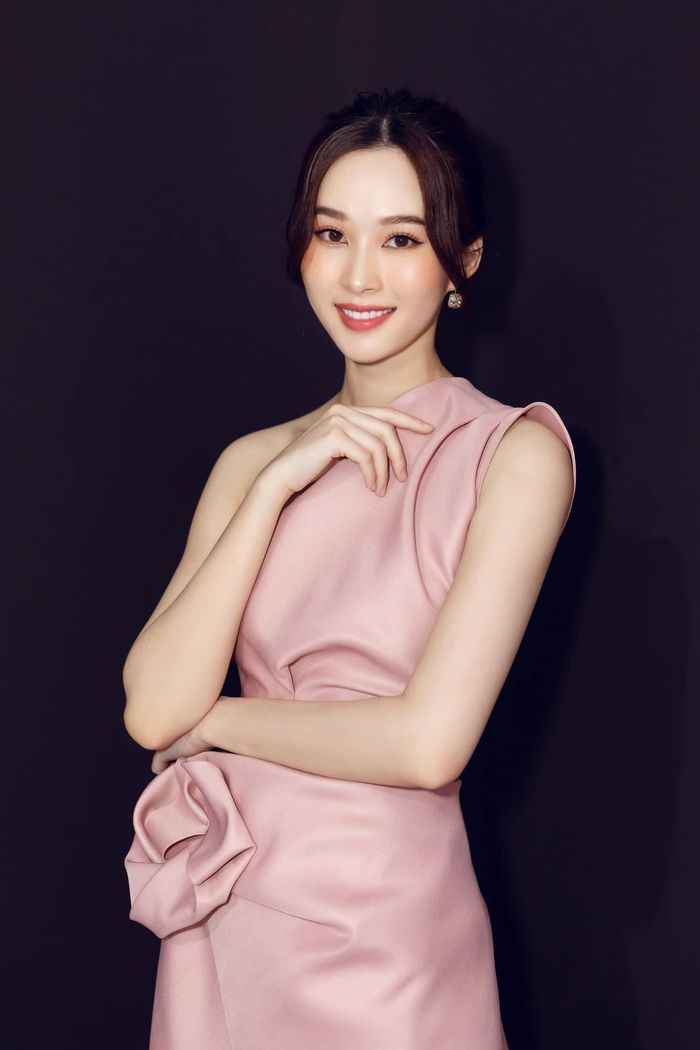 Nhưng không vì thế mà người đẹp bị 'chìm' giữa dàn mỹ nhân. Cô vẫn nổi bật bởi thần thái 'băng thanh ngọc khiết'.