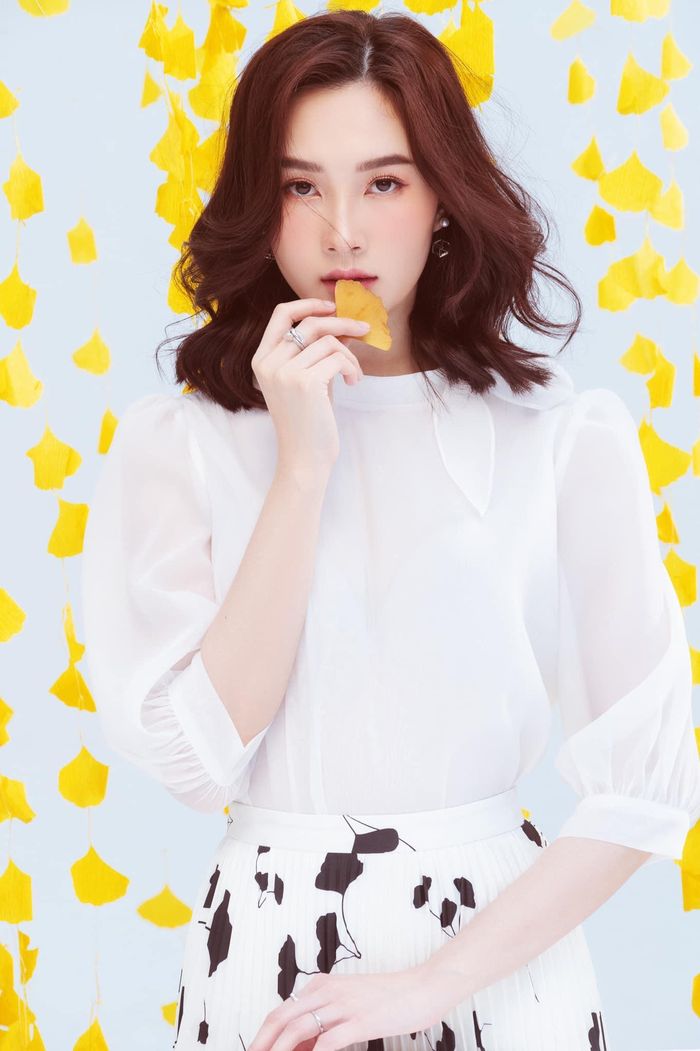 Sau nhiều năm được fans ưu ái dành tặng danh hiệu 'thần tiên tỷ tỷ', Đặng Thu Thảo vẫn giữ vững phong độ và là một trong những nàng hậu được mến mộ nhất hiện nay.