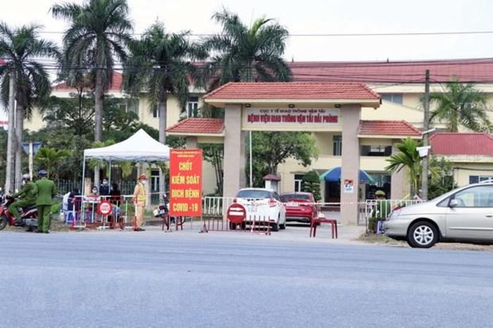 Cơ quan chức năng phong tỏa Bệnh viện Giao thông Vận tải Hải Phòng, nơi bệnh nhân làm việc. (Ảnh: Hoàng Ngọc/TTXVN)