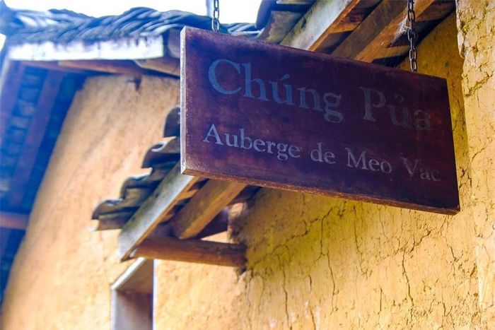 Nhà cổ Chúng Pủa đã có tuổi đời hơn trăm năm. Ngôi nhà này giống như một pháo đài với 4 dãy nhà có mái, nối liền tạo thành hình tứ giác. Hiện nay, 2 dãy nhà được phục dựng để lưu giữ kiến trúc truyền thống đặc biệt của người H'Mông và làm nơi lưu trú cho khách tới Mèo Vạc. Căn nhà làm bằng đất kiểu này khá phổ biến ở các miền núi với tên gọi "nhà tường trình".