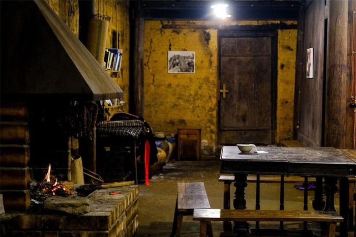 Nhà chính có 3 gian, thiết kế theo kiểu truyền thống. Một gian dành cho vợ chồng. Gian thứ hai cho con cái hoặc khách còn gian thứ ba đặt lò sưởi, bàn ăn cơm... Tầng trên cũng có thiết kế tương tự. Họ sử dụng gỗ thông đá quý hiếm để ngăn các phòng.