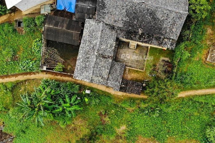 Tới cuối đèo, thị trấn Mèo Vạc sẽ hiện ra trước mắt bạn. Đường nơi đây thông thoáng, yên ả hơn nhiều so với Đồng Văn. Lần này, tôi chọn dừng chân tại một căn nhà cổ của người H'Mông để cảm nhận trọn vẹn sự bình yên của vùng đất núi đá này.