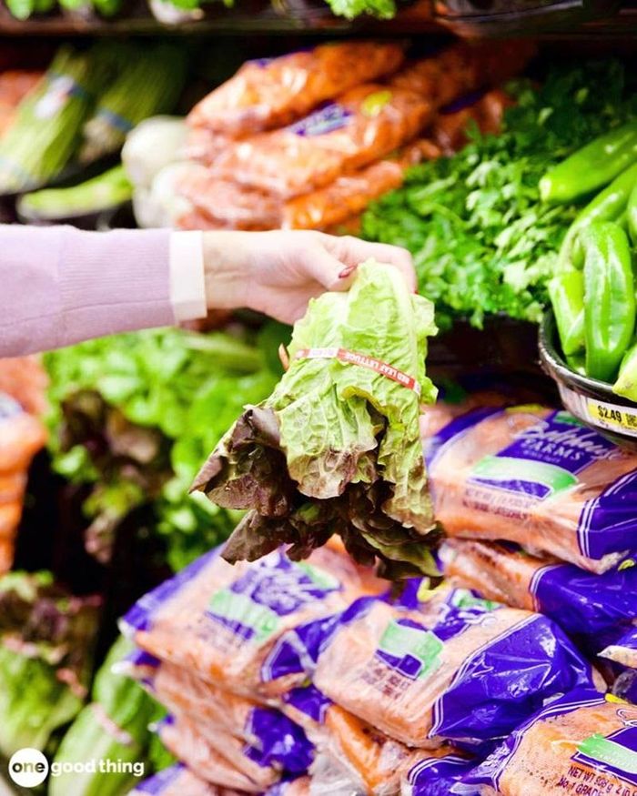 Hãy lắc hoặc vẩy rau trước khi mang chúng ra quầy cân. Ảnh minh họa
