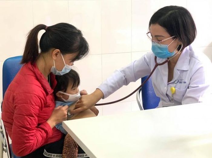 Khi trẻ có các dấu hiệu viêm đường hô hấp cần đưa trẻ đi khám để bác sĩ tìm nguyên nhân và chỉ định dùng thuốc phù hợp.
