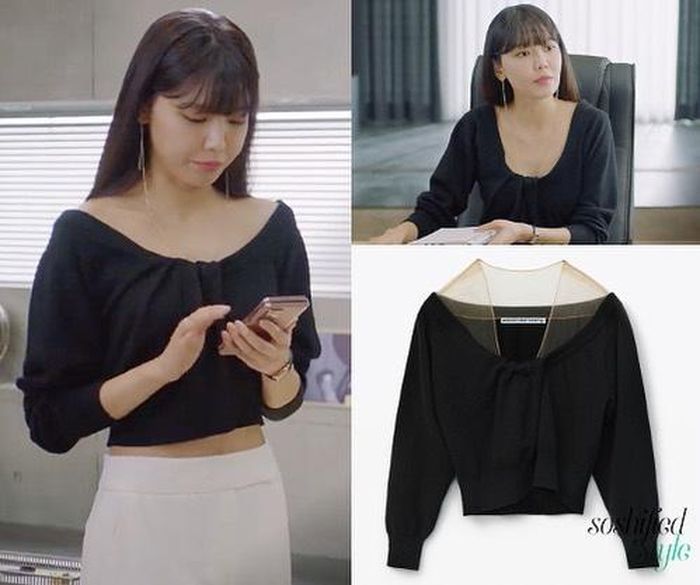  Kiểu áo trễ vai dệt kim với phần vải xuyên thấu may tinh tế cũng là lựa chọn yêu thích của Sooyoung. Tuy nhiên, thay vì phối cùng quần jeans như Jisoo, cô lại chọn chân váy trắng nữ tính nhằm khoe khéo vòng eo thon. Ảnh: @soshistyle_. 