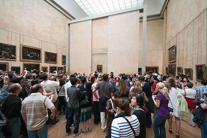 Khách tham quan đến ngắm “nàng” Mona Lisa thời trước đại dịch