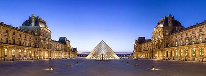 Khung cảnh bên ngoài bảo tàng Louvre
