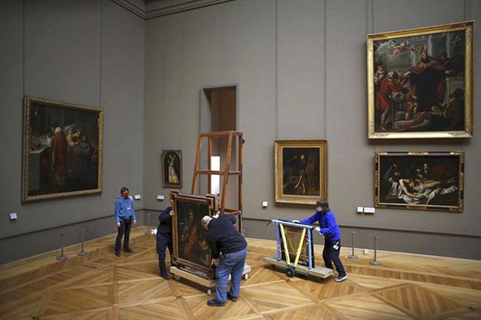 Các nhân viên làm việc trong quá trình tu bổ bảo tàng Louvre