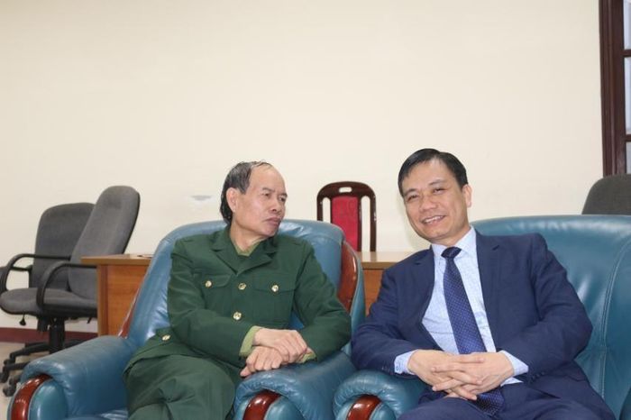 Ông Nguyễn Ngọc Lợi chụp ảnh cùng ông Nguyễn Mạnh Cường, Tổ trưởng tổ kiểm tra của Thanh tra Chính phủ tại buổi công bố kết luận. (Ảnh ông Lợi cung cấp)