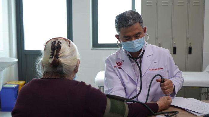 TS.BS Trần Chí Cường khám bệnh cho bệnh nhân.