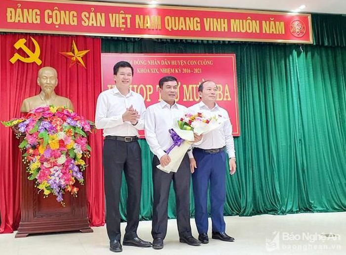 Lãnh đạo Huyện ủy, HĐND huyện Con Cuông tặng hoa chúc mừng đồng chí Hoàng Sỹ Kiện. Ảnh: Kỳ Thanh