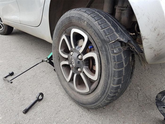 Xe bị nổ lốp cũng là một trong những nguyên nhân khiến xe bị mất lái