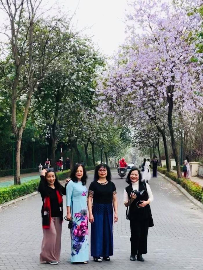 Tuyệt đối không ngắt hoa, bẻ cành, họ chụp cho nhau những bức hình trên nền của những cung đường, dải ban… đang tưng bừng khoe sắc, chào đón. Khi đang đi xe, thậm chí là xe hơi, họ tấp xe vào lề đường, tranh thủ quay 1 clip, hoặc chụp vài kiểu ảnh.