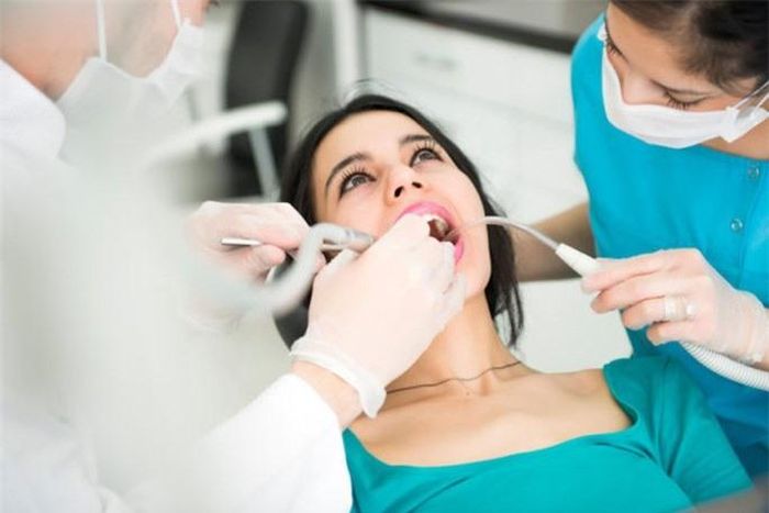 Nụ hôn có thể lây bệnh răng miệng