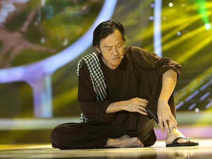 Hình ảnh đậm chất "quê" của Hoài Linh như thế này trên sân khấu kịch mang đến bao tiếng cười giòn tan cho người xem.