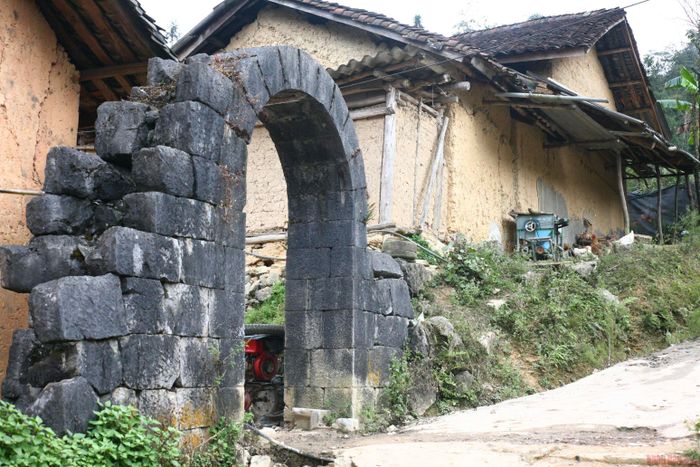 Cộng đồng Pu Péo làm nhà chình đất nện để hạn chế việc chặt cây, lấy gỗ trong rừng. (Ảnh: Minh Tâm)