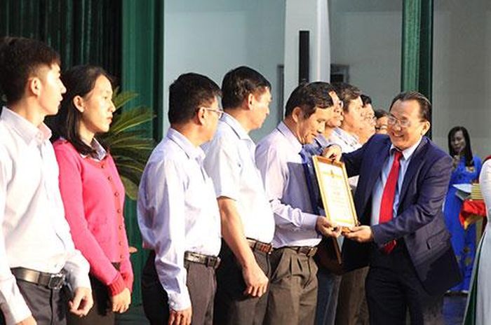 Ông Lê Hữu Hoàng trao bằng khen cho các tập thể.