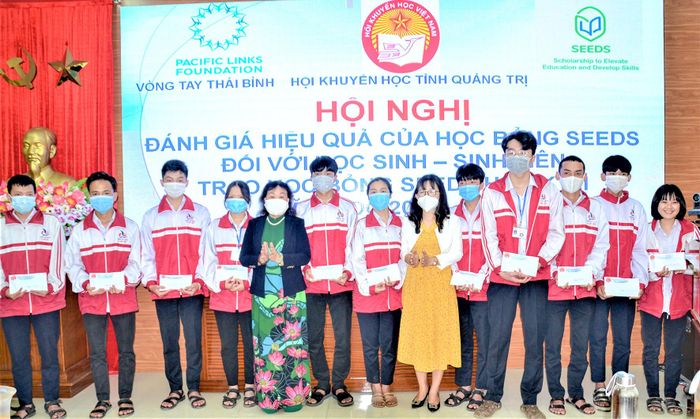 Trao học bổng SEEDS cho học sinh THPT trên địa bàn tỉnh - Ảnh: An Phong
