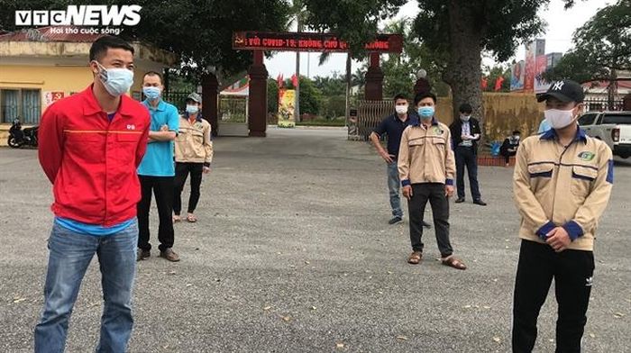 Công nhân vui mừng xếp hàng nhận gạo miễn phí.