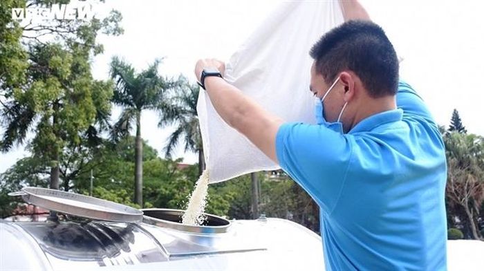 10 tấn gạo cũng được doanh nghiệp ủng hộ huyện Cẩm Giàng nhằm chung tay hỗ trợ các công nhân chưa thể quay lại công ty làm việc và đang "mắc kẹt" giữa đại dịch COVID-19.