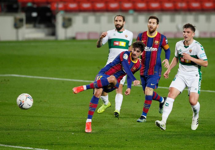  Trước đối thủ đứng áp chót bảng xếp hạng, Barca chơi áp đảo ngay khi nhập cuộc. Đội chủ sân Camp Nou cầm bóng 66%, nhưng chỉ tung ra được 2 cú sút về khung thành đối phương, đều của Francisco Trincao. Đây là thống kê tệ nhất của Barca trong 45 phút đầu trên sân nhà ở mọi đấu trường mùa này. 