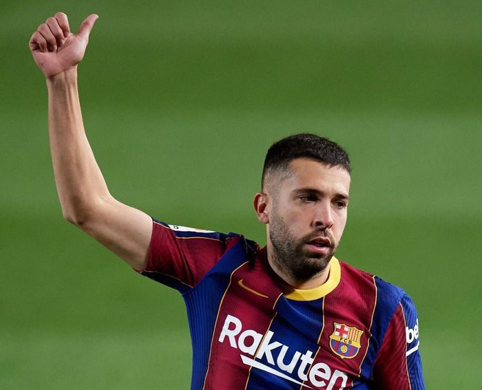  Jordi Alba ấn định thắng lợi 3-0 cho Barca ở phút 73. Messi tiếp tục để lại dấu ấn với đường chuyền vào vùng cấm. Braithwaite kiến tạo bằng đầu cho Alba volley tung lưới Elche. 