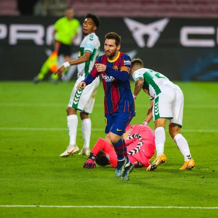  Sau bàn khai thông thế bế tắc, Barca tiếp tục dồn ép Elche. Đội chủ nhà cầm bóng tới 63% và sớm có bàn nhân đôi cách biệt ở phút 68. Messi một lần nữa tỏa sáng với pha đi bóng giữa 4 cầu thủ áo trắng, trước khi sút tung lưới Elche ở khoảng cách gần. 