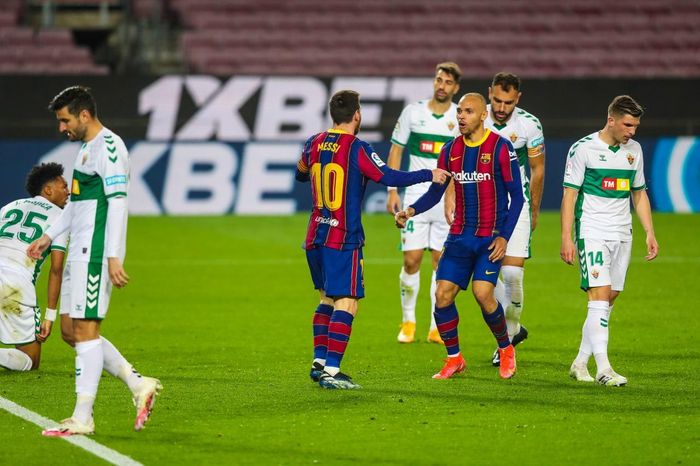  Dù vậy, sau giờ nghỉ, Barca đã có bàn mở tỷ số để giải tỏa áp lực của Lionel Messi. Siêu sao Argentina vẫn là đầu tàu của Barca. Phút 48, Messi có pha phối hợp với Martin Braithwaite trong vùng cấm. Anh nhận cú đánh gót tinh tế từ đồng đội trước khi thoát xuống hạ gục thủ thành Elche. 