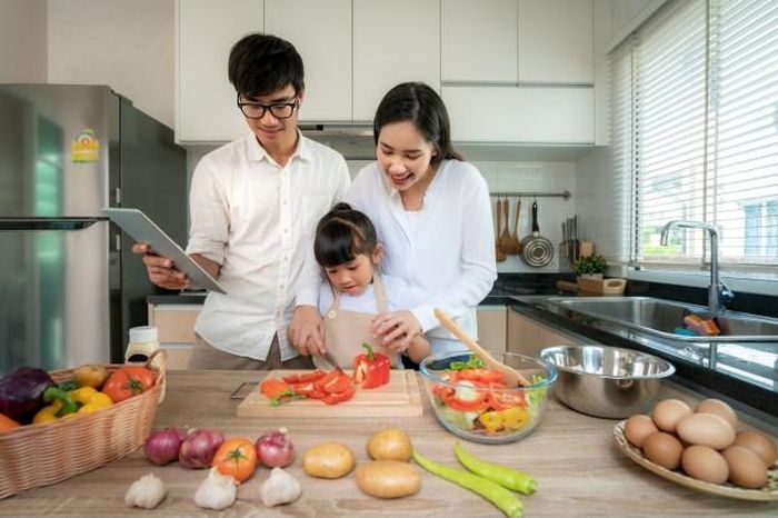 Ngày càng nhiều đàn ông hỗ trợ vợ làm việc nhà, chăm sóc con cái để san sẻ gánh nặng. Ảnh: Freepik.