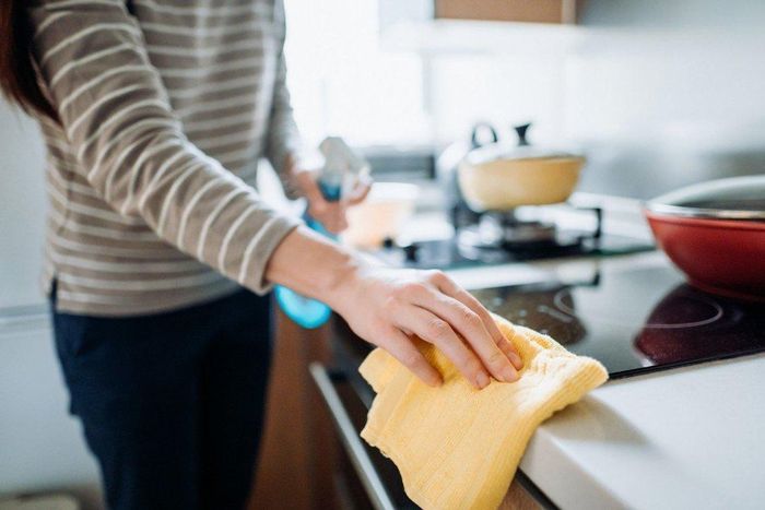 Phụ nữ thường được cho là người phải làm công việc nội trợ trong gia đình. Ảnh: Getty.