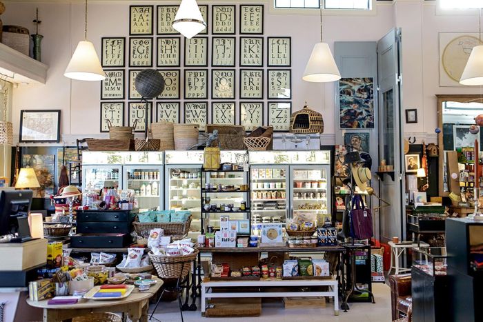  Bên trong một cửa hàng bán thực phẩm và đồ dùng ở Bellport. 