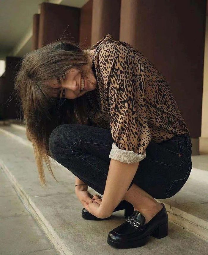 Quần ống suông, có độ rộng nằm giữa ống rộng và legging là món đồ lý tưởng nhất để phối cùng kiểu giày này. Nếu bạn muốn giản dị hơn, chỉ cần mặc quần mom jeans. Ảnh: sohu, sina, hongfen. 