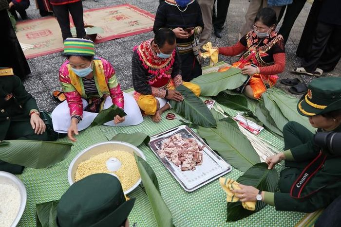 Chương trình “Gói bánh chưng xanh cùng người nghèo ăn Tết” được tổ chức trước Tết Nguyên đán.