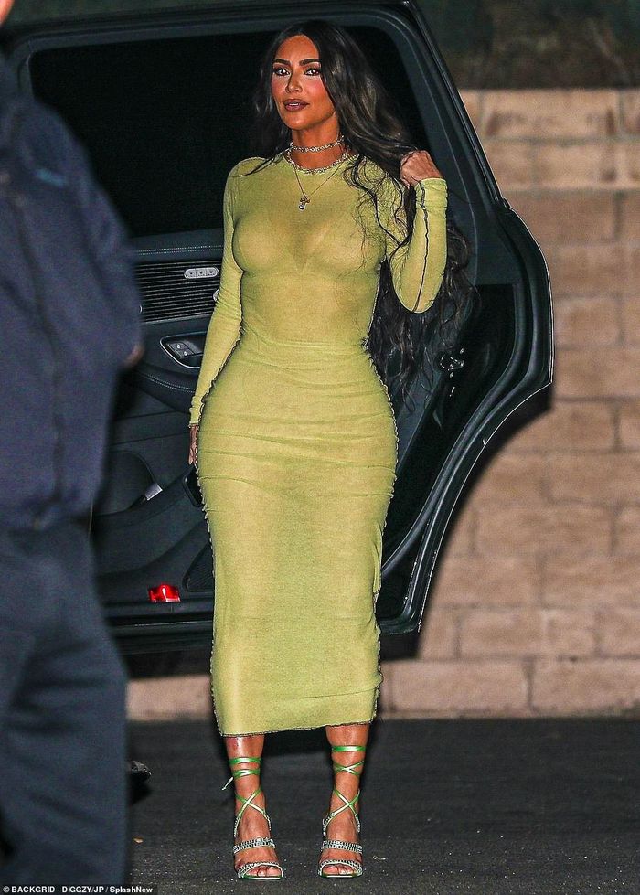 Em gái cô, Kim Kardashian, cũng đến nhà hàng Nhật Bản này ăn tối. Cô mặc chiếc váy bó màu nõn chuối ôm sát, khoe thân hình "đồng hồ cát" trứ danh. Tuy nhiên, xét về độ "bạo" và nóng bỏng, bà West vẫn kém chị gái một phần.