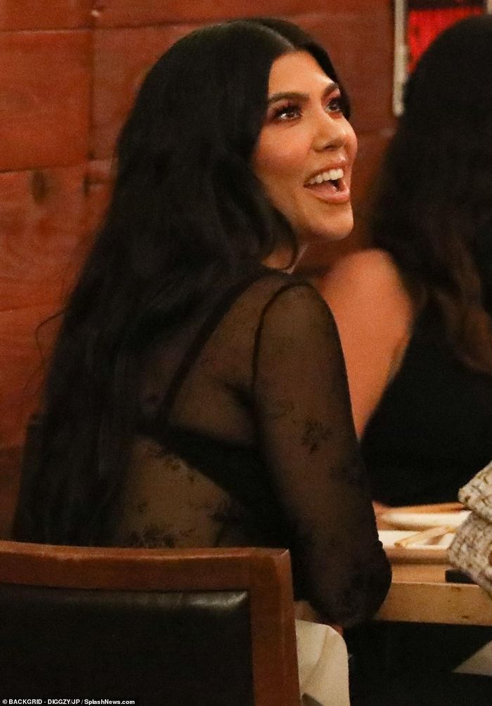 Hình ảnh chụp lén kém chất lượng không thể làm lu mờ nhan sắc của chị cả nhà Kardashian. Ở tuổi U45, cô vẫn giữ được làn da khỏe mạnh, mịn màng, không hề thấy rõ dấu hiệu lão hóa.
